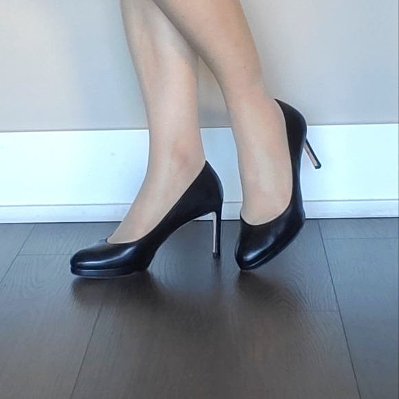 Stuart Weitzman All-Leather Classic Pumps ๐  - Picture 9 of 16